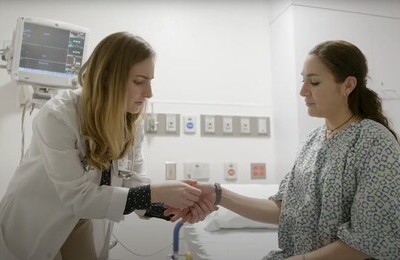 Кодирование Аквилонг в Ирбите Врач держит пациентку за руку