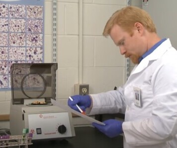 Клиника лечения наркозависимости в Ирбите Врач в кабинете клиники